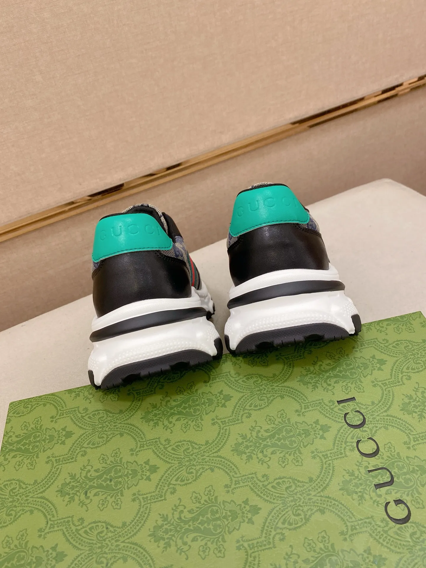 Men's Men's Shoes 442💰 High-quality new GUCCI counters are on the market at the same time. The new men's shoes, 😘fabrics are selected from imported cowhide, and the lining is sheepskin lining. 👍🏿 High-end ☄️ air-cushion molded anti-slip rubber outsole, exquisite lines, simple and elegant, comfortable and high-end for leisure travel. Code number: 38 to 44 (45 can be customized and cannot be returned or exchanged)